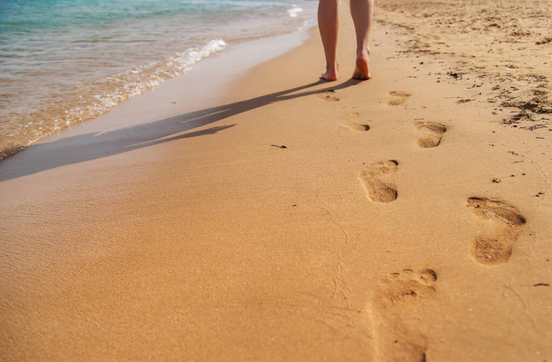 Γυναικεία πόδια στην παραλία. Επιλεκτική εστίαση. Άνθρωποι. - Φωτογραφία, εικόνα