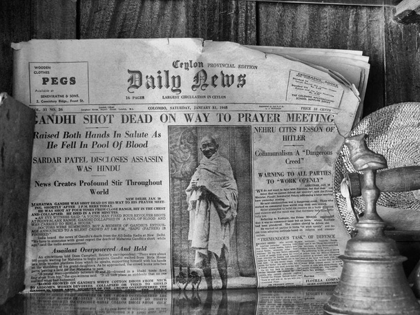 Vintage Schwarzweiß-Nahaufnahme der Titelseite von Ceylon, heute Sri Lanka, Daily News, mit aktuellen Nachrichten über die Ermordung Mahatma Gandhis am 30. Januar 1948 - Foto, Bild