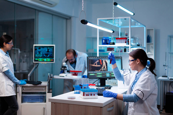 Equipo de investigadores científicos trabajando en un laboratorio moderno - Foto, Imagen