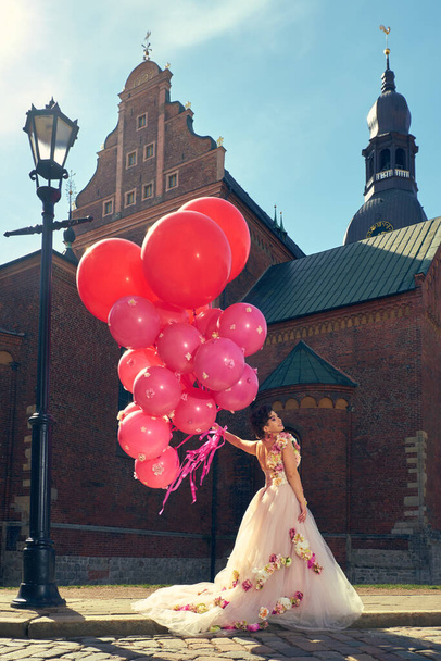 Beautiful Fashion woman in dress with balloons in city - Foto, afbeelding