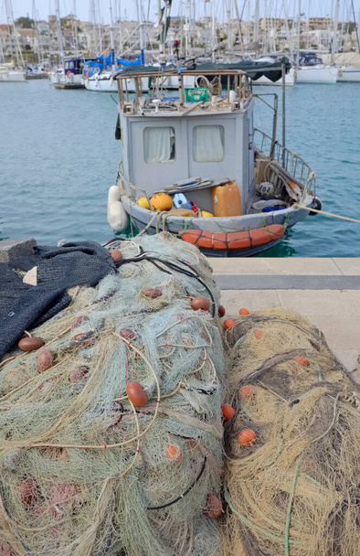 Italia, Sicilia, Marina di Ragusa (provincia di Ragusa), pescherecci locali, reti da pesca e yacht di lusso nel porto  - Foto, immagini