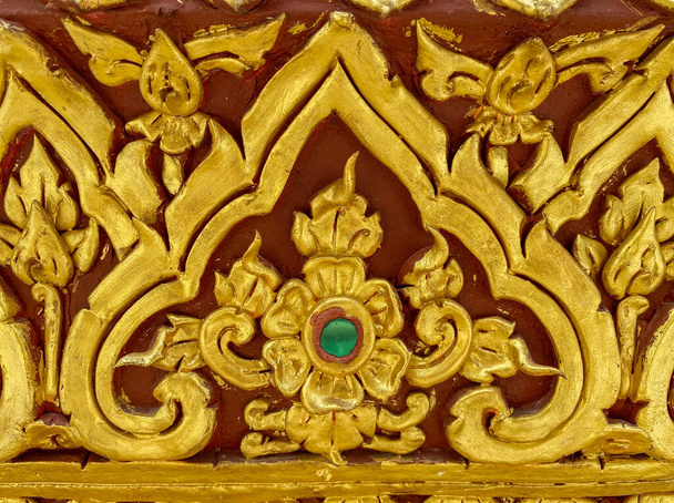 Ταϊλανδικό παραδοσιακό λουλούδι ή kanok μοτίβο σχεδιασμό τοίχο για το ναό. - Φωτογραφία, εικόνα