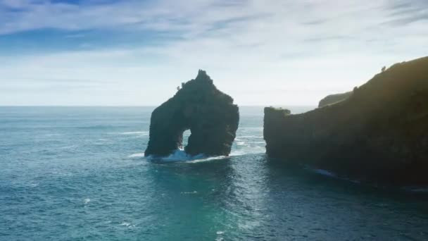 Scogliere rocciose nell'oceano Atlantico, Casa do Gato Tomas, Flores Island, Azzorre - Filmati, video