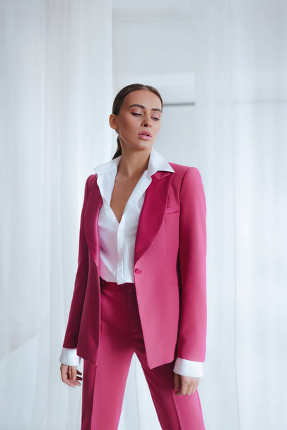 Mädchen im rosa Anzug. Business Style.Trend des Jahres 2021. Natürliche weibliche Schönheit. - Foto, Bild