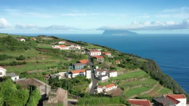 Häuser des Dorfes Casa do Gato Tomas auf Klippen am Atlantik, Insel Flores - Filmmaterial, Video
