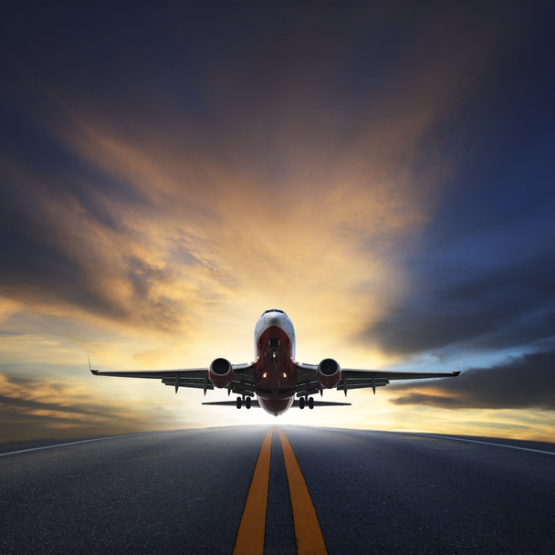 Avión de pasajeros despegar de las pistas contra el hermoso atardecer sk
 - Foto, Imagen