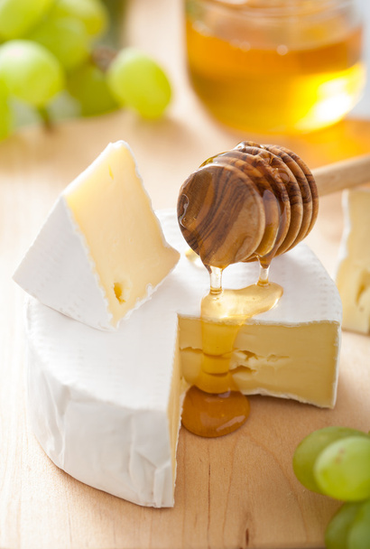 sýr Camembert s hrozny, medem a ořechy na dřevěných poza - Fotografie, Obrázek