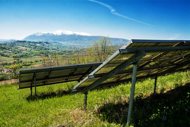Részlet a napelem rendszer kilátással a hegyekre és a természetre - Fotó, kép