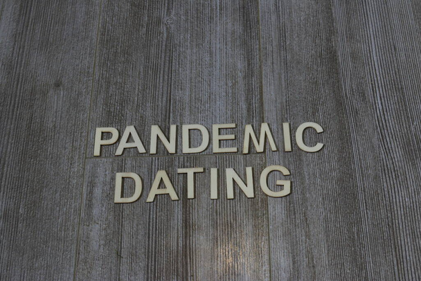 Dwie filiżanki kawy i temat randkowania pandemicznego  - Zdjęcie, obraz