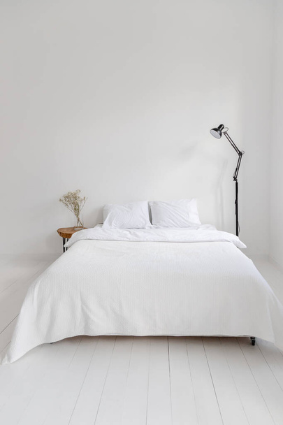 White modern bedroom with bed - Φωτογραφία, εικόνα