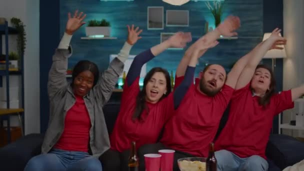 Gruppe multiethnischer Freunde genießt Sport im Fernsehen - Filmmaterial, Video