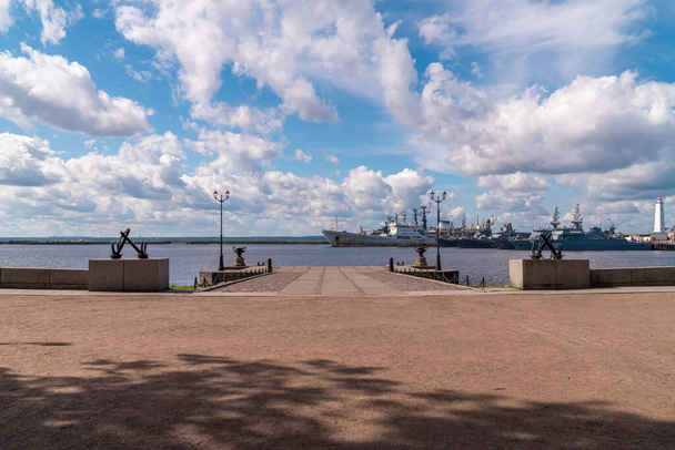 Ρωσία. 3 Ιουλίου 2020. Πολεμικά πλοία στο μέσο λιμάνι της πόλης του Kronstadt. - Φωτογραφία, εικόνα