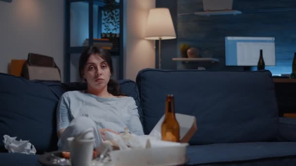 Portrét traumatizovaná, frustrovaná žena sedící sama na gauči - Záběry, video