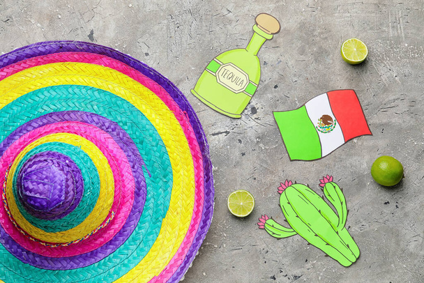 Kompozycja z narysowanymi symbolami Meksyku i sombrero kapelusz na grunge tle - Zdjęcie, obraz