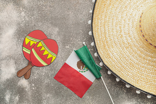 Mexican flag, maracas and sombrero hat on grunge background - Photo, Image