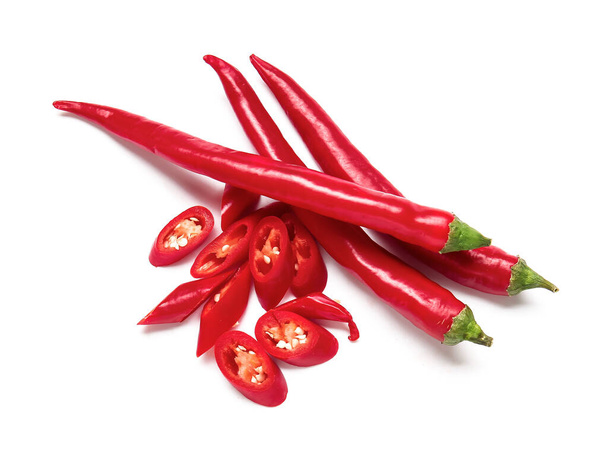 Čerstvé chilli papričky na bílém pozadí - Fotografie, Obrázek