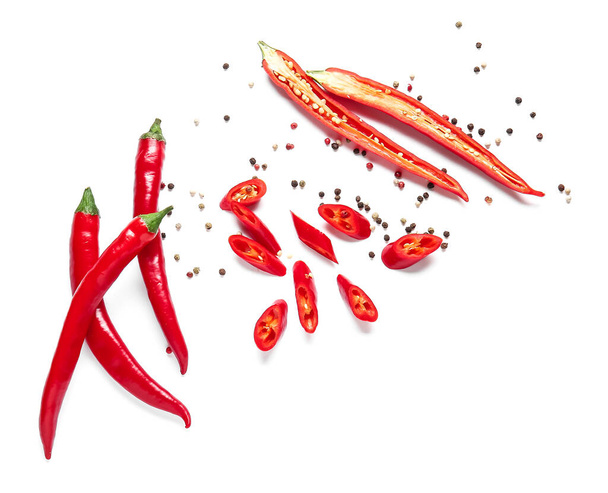 Chilli papričky na bílém pozadí - Fotografie, Obrázek