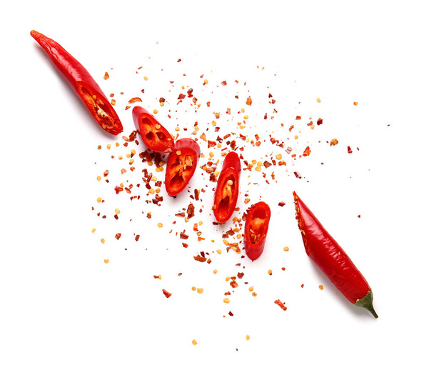 Čerstvý chilli pepř a paprika na bílém pozadí - Fotografie, Obrázek