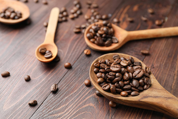 Łyżki z ziarnem kawy na drewnianym tle - Zdjęcie, obraz