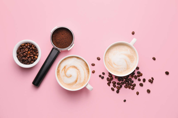 Tassen mit heißem Cappuccino auf farbigem Hintergrund - Foto, Bild
