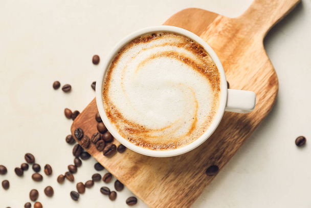 Coupe de cappuccino chaud sur fond clair - Photo, image
