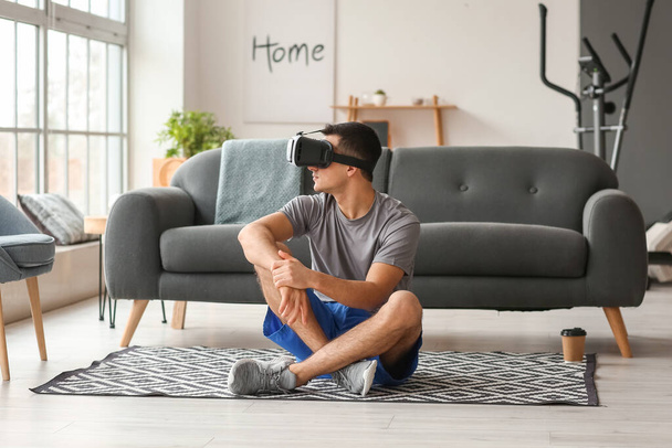 Молодий чоловік з окулярами віртуальної реальності вдома
 - Фото, зображення