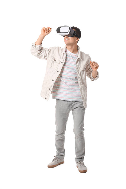 Młody człowiek w okularach wirtualnej rzeczywistości na białym tle - Zdjęcie, obraz
