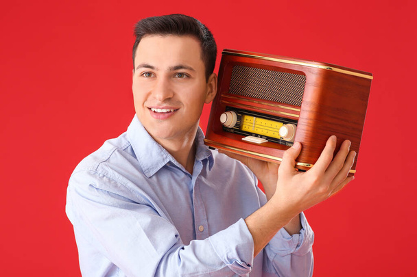 Genç adam arka planda retro radyo alıcısı dinliyor - Fotoğraf, Görsel