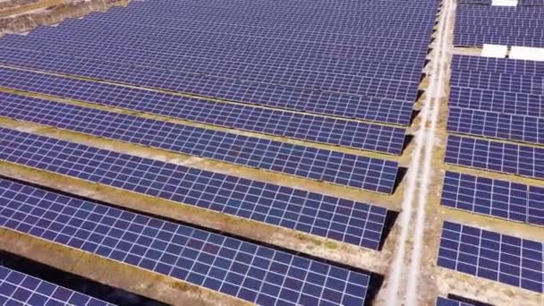 Fotovoltaïsche zonnecellen in een zonnecentrale. - Video
