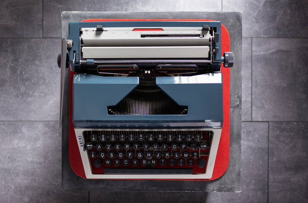 Vintage typewriter at top table or shelf on floor background surface, screenwriter or retro writer concept top view - Fotografie, Obrázek