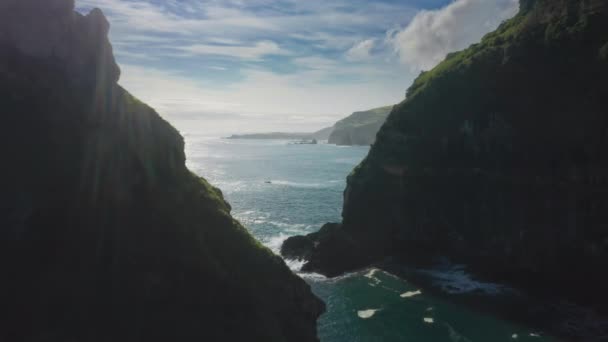 Océan Atlantique avec île de Flores à la journée ensoleillée, Casa do Gato Tomas, Açores - Séquence, vidéo