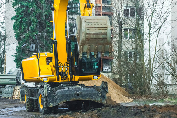 Travaux d'excavation dans la ville. Construction ou équipement industriel dans la rue creuse le sol. - Photo, image