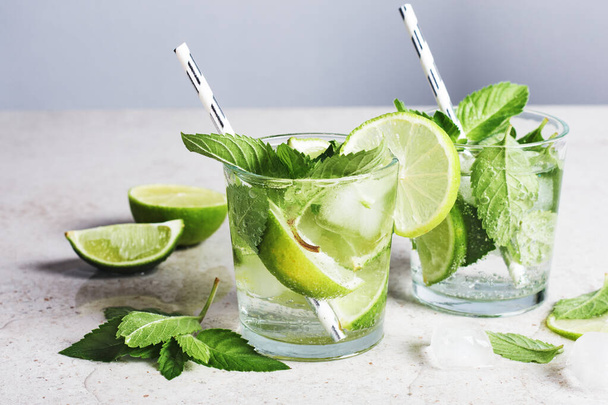 Refreshing drink with lime, mint and ice, mojito cocktail. - Valokuva, kuva