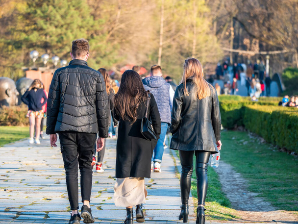 Many people out for a walk or stroll in King Mihai I Park (herestrau). Busy day in the park - Foto, Imagem