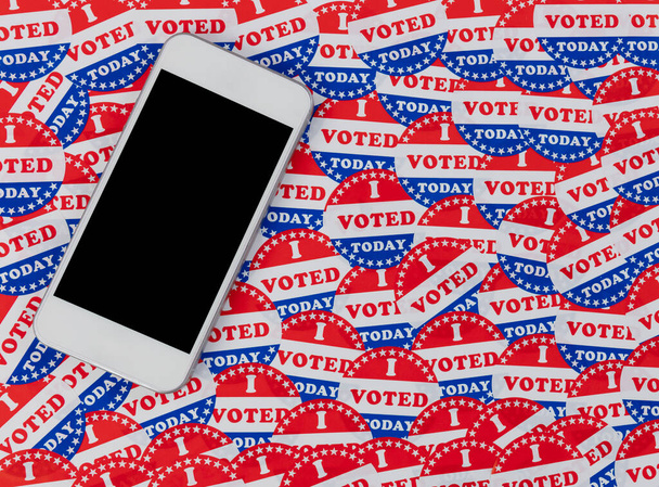 Позиция смартфона на вершине я проголосовал сегодня наклейки фон с национальными цветами Соединенных Штатов или красный, белый и синий  - Фото, изображение