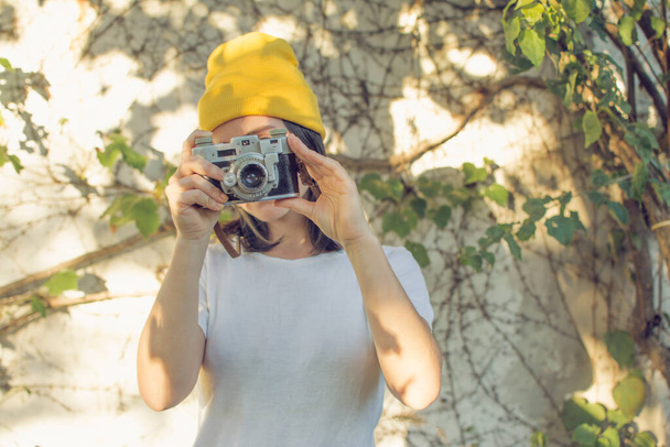 Vrouw maakt foto 's met haar oude camera - Foto, afbeelding