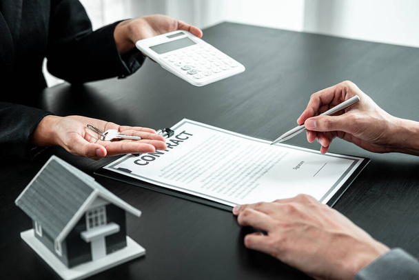 Агент з нерухомості представляє домашній кредит і відправляє ключі клієнту після підписання контракту на оренду будинку Страхування з затвердженою формою власності
. - Фото, зображення