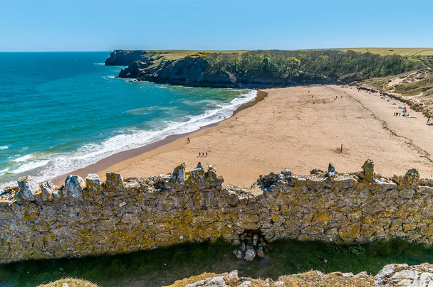 A view over the wall above Barafundle Bay along the Pembrokeshire coast, South Wales in springtime - Photo, Image