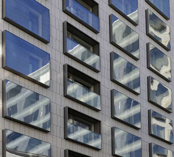 tükröződések a tükrözött ablakok egy modern toronyház - Fotó, kép