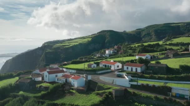 Casa do Gato Tomas Dorf umgeben von Landschaft, Insel Flores - Filmmaterial, Video