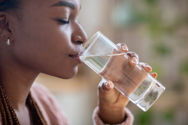 Conceito de Hidratação Corporal. Closeup de preto Millennial feminino desfrutando de água mineral - Foto, Imagem