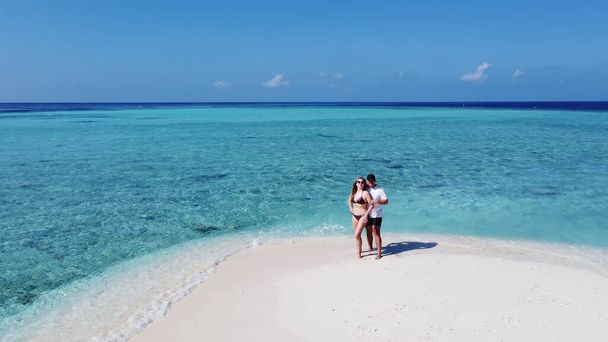 Ώριμο ζευγάρι σε διακοπές αγκαλιάζει σε μια τροπική παραλία - Φωτογραφία, εικόνα