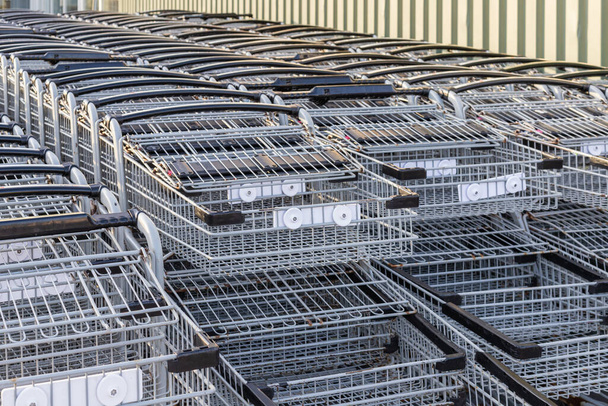 Nákupní vozíky v řadě před supermarketem - Fotografie, Obrázek
