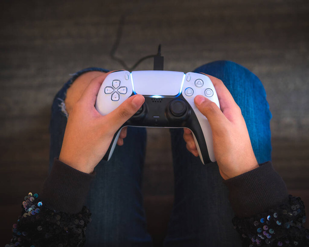 Egy fiatal nő tartja a játék vezérlő, játszik videojátékok - Fotó, kép