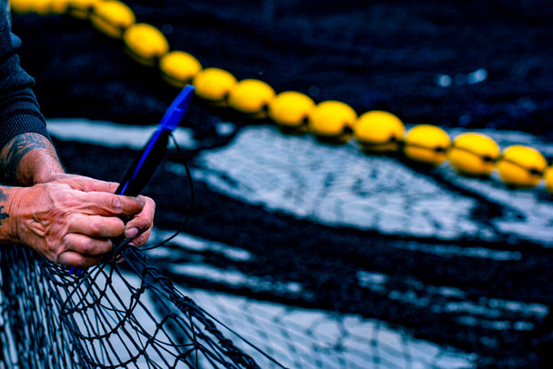 Hände von Fischern arbeiten Fischernetz für Thunfisch - Foto, Bild
