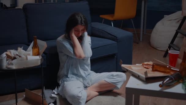 Triste joven desesperada sentada sola en casa sintiéndose desesperada - Metraje, vídeo