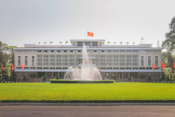 Palacio de la Independencia (Salón de Convenciones de la Reunificación) con fuente de agua, un hito histórico en la ciudad de Ho Chi Minh (Saigón), Vietnam. - Foto, imagen