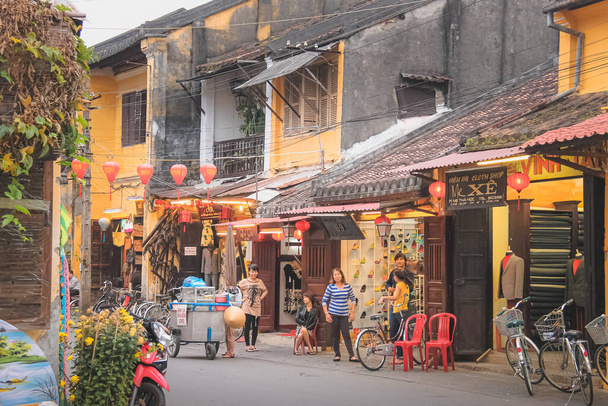 Vibrantes y coloridos edificios tradicionales vietnamitas amarillos, escaparates y calles de Hoi An old town village. - Foto, imagen
