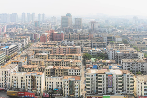Вид з повітряного містобудування на урбанізацію з забрудненням повітря і смогом в передмісті Хуаду Байюнь Гуанчжоу, Китай. - Фото, зображення