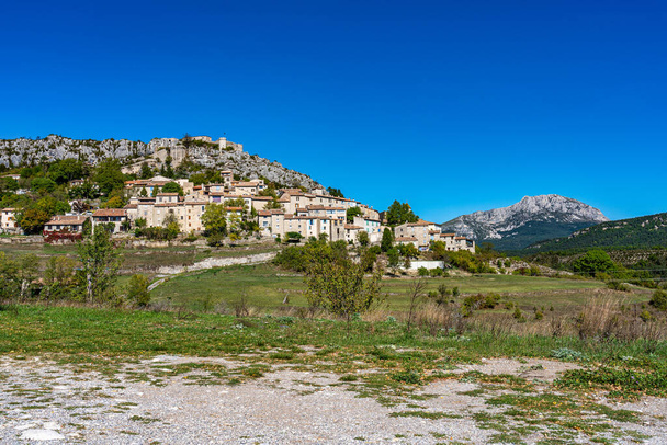 Το χωριό Trigance στο φαράγγι του Βερντόν, Φαράγγια του Βερντόν, εκπληκτικό τοπίο του διάσημου φαραγγιού με ψηλά ασβεστολιθικά πετρώματα στις γαλλικές Άλπεις, Προβηγκία, Γαλλία - Φωτογραφία, εικόνα